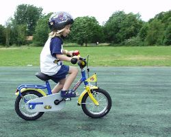 Anna lernt Fahrradfahren.